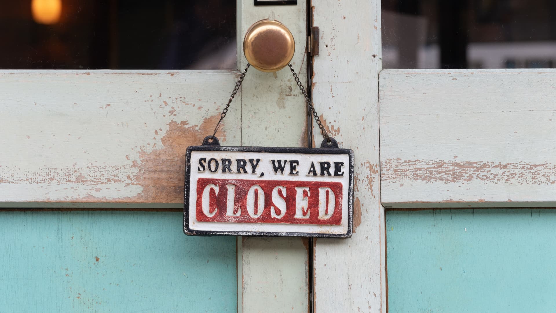 A "Sorry We Are Closed" sign hanging on a business door that is the featured image of the dissolution of Florida Limited Liability Company.