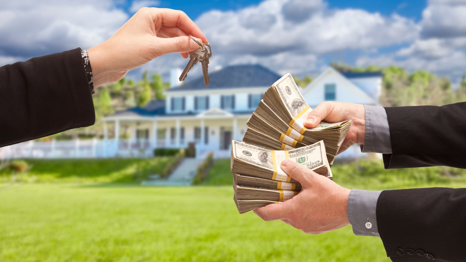 An image of a buyer handing cash over for a all cash real estate transaction.