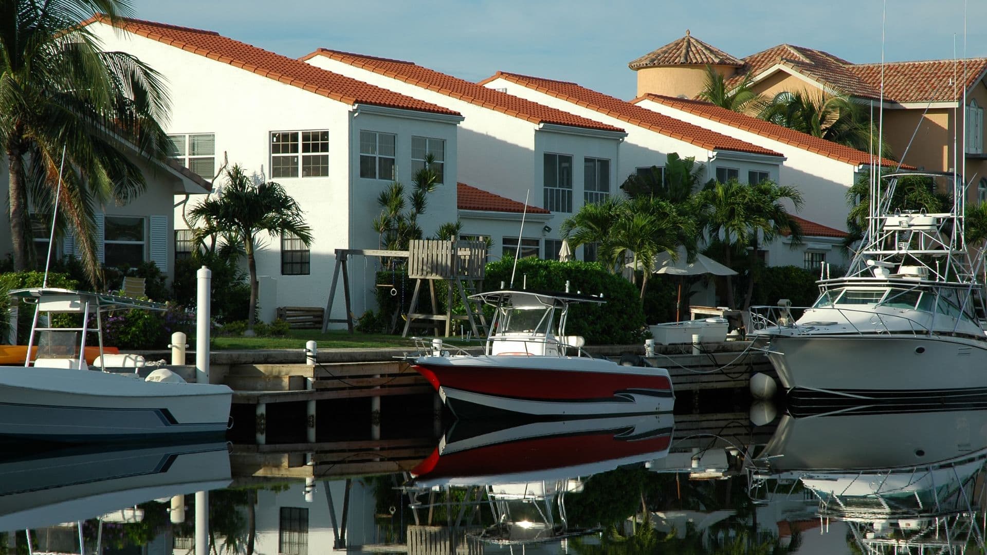 An image of waterfront homes in the state of FLorida. 