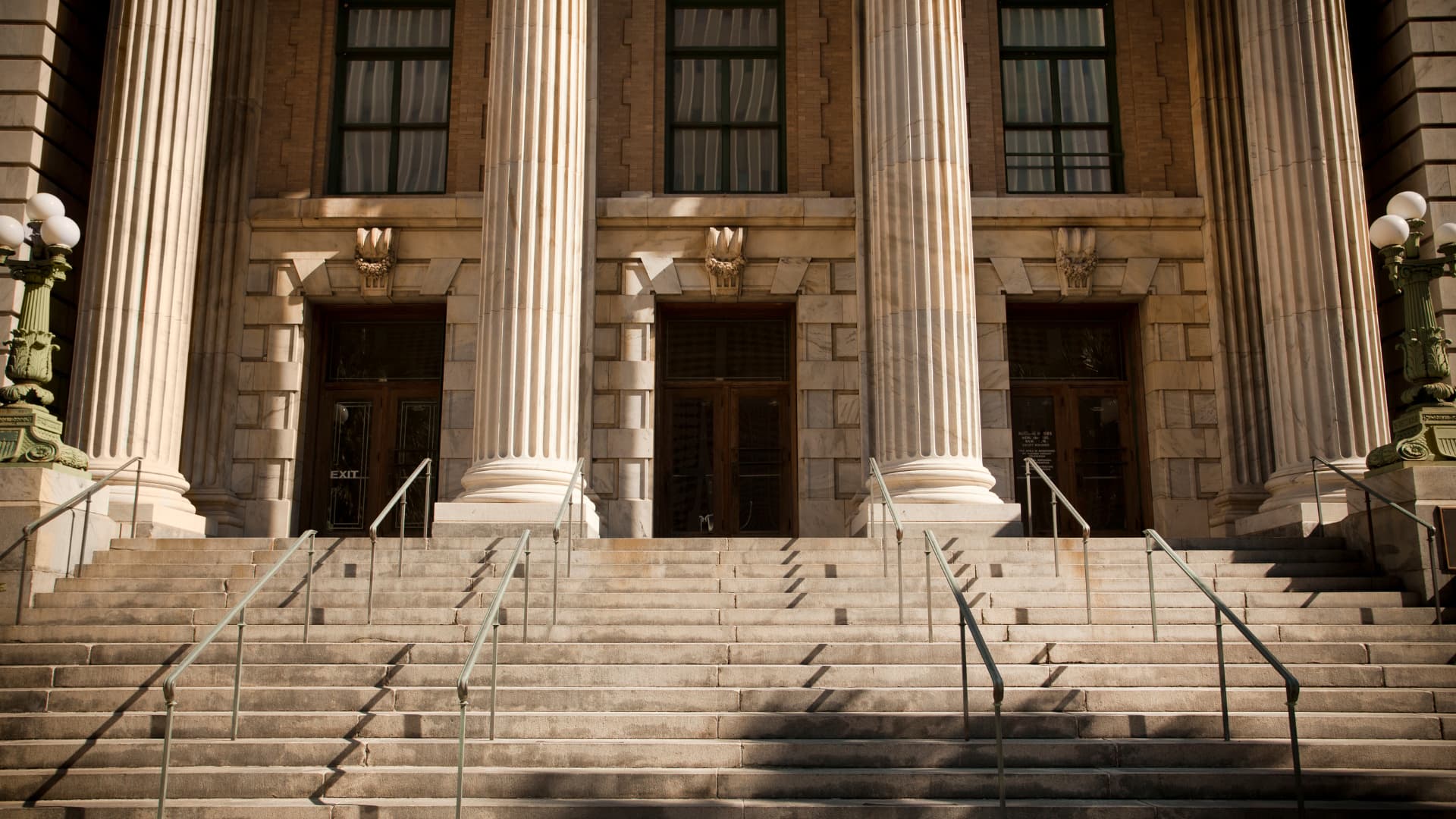 An image of a FLorida courthouse that represents when Florida COurts pierce the corporate veil.