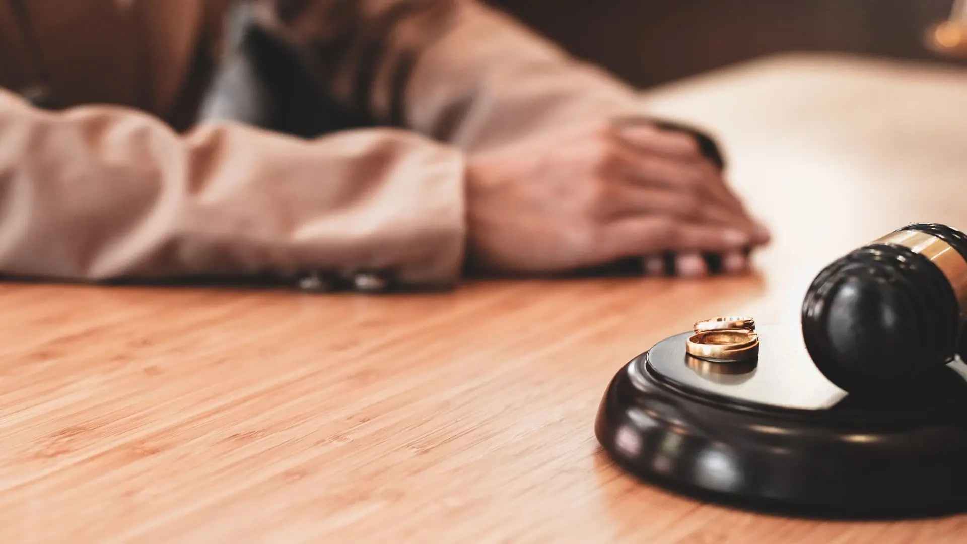 An image of a divorced man meeting with an estate planning attorney in florida. 