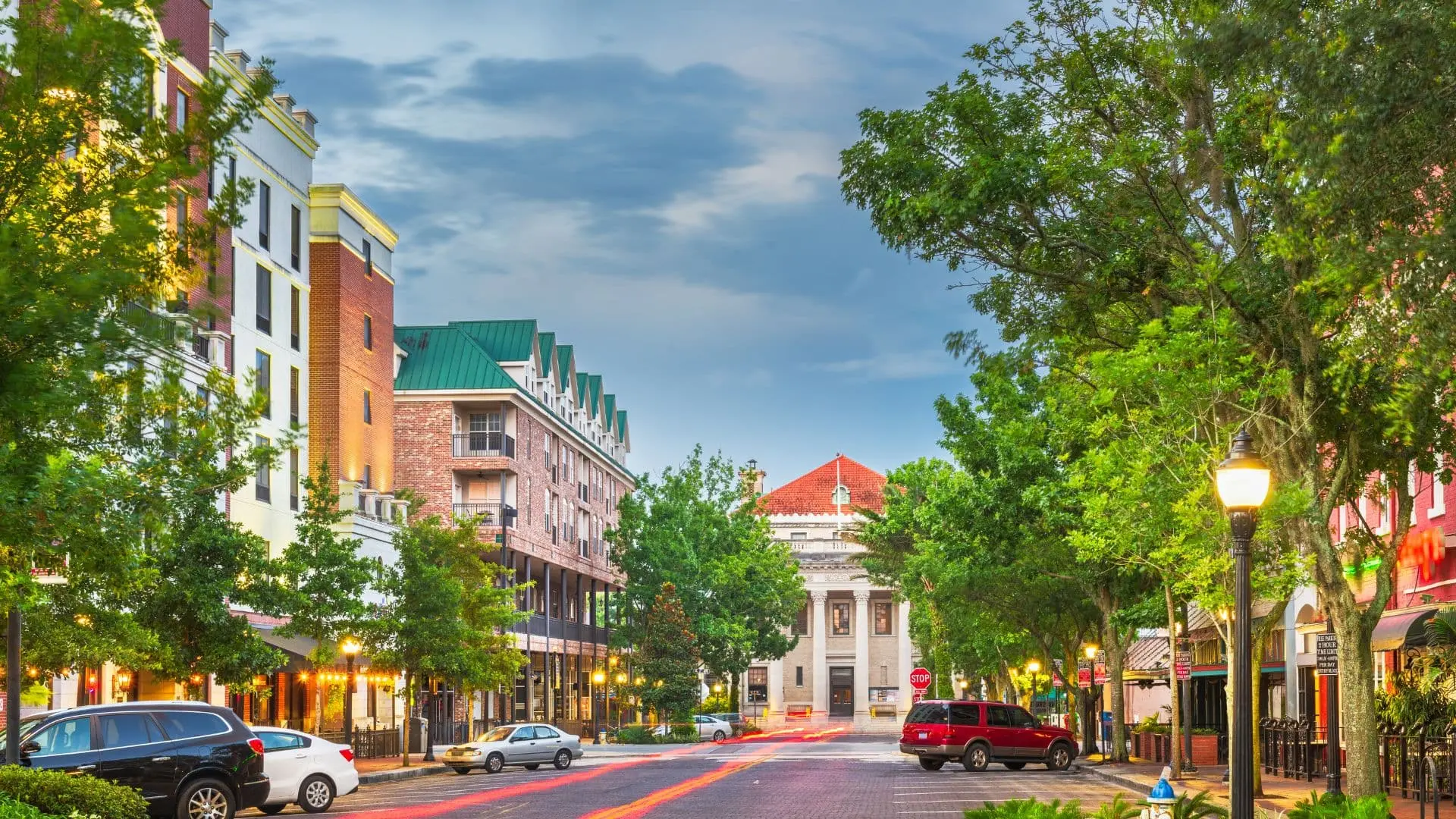 An image of florida businesses on a mainstreet in Florida. 